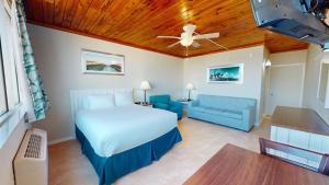 可可比奇兰丁斯海洋度假酒店的一间卧室配有一张床和一张蓝色的沙发