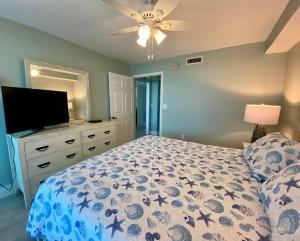 迈尔斯堡海滩Lover's Key Resort by Check-In Vacation Rentals的一间卧室配有一张床和一台平面电视