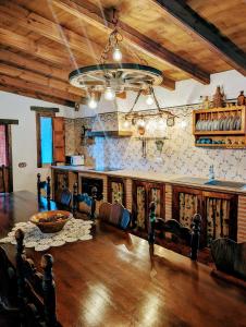 瓜达卢佩Casa El Descanso Del Peregrino的客厅配有桌子和壁炉