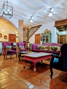 瓜达卢佩Casa El Descanso Del Peregrino的客厅配有紫色家具和桌子