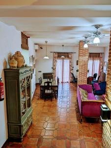 瓜达卢佩Casa El Descanso Del Peregrino的客厅配有沙发和桌子