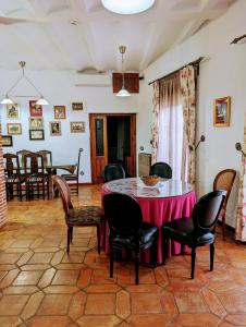 瓜达卢佩Casa El Descanso Del Peregrino的一间带桌椅的用餐室