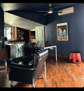 特尔尼Mansarda Centro storico Caprilla Guest Flat的客厅配有黑色椅子和桌子