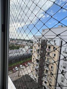 阿纳宁德瓦Belo Apartamento em Condomínio的从窗户可欣赏到建筑的景色