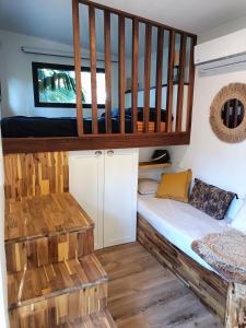 圣保罗Tiny house au lagon的房屋内带双层床的房间