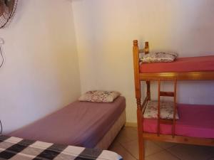 因贝Pousada do Osvaldo Imbé的客房设有两张床和一张双层床。