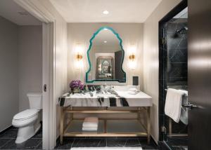 夏洛特Grand Bohemian Hotel Charlotte, Autograph Collection的一间带水槽和镜子的浴室