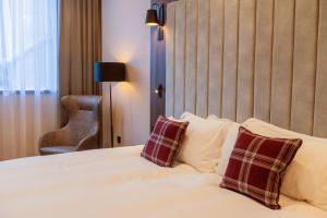 爱丁堡Tynecastle Park Hotel的一间卧室配有一张带两个枕头的床