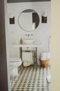 圣贝纳迪诺Casa Del Val- Villa Maria的一间带水槽、卫生间和镜子的浴室