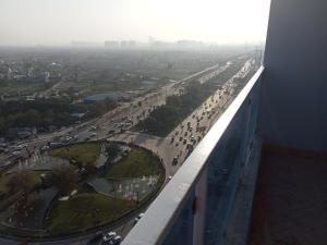 加济阿巴德Namoh hotels的从大楼顶部可欣赏到城市美景