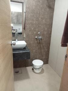 加济阿巴德Namoh hotels的一间带卫生间和水槽的浴室