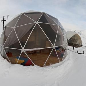 古多里Gudauri Glamping的雪中的一个圆顶帐篷,周围下雪