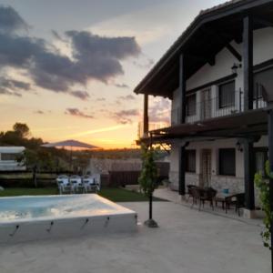 HorcheVegas de la Alcarria的享有带游泳池的房屋的日落美景