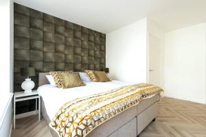 罗森达尔Jean New Luxurious Home With Balconies Room 3的一间卧室配有一张大床和壁挂式墙