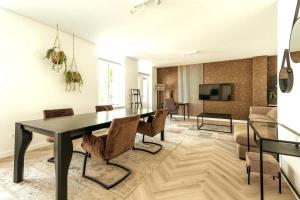 罗森达尔Jean New Luxurious Home With Balconies Room 3的一间用餐室,配有黑色的桌子和椅子