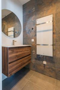 罗森达尔Jean New Luxurious Home With Balconies Room 3的一间带水槽和镜子的浴室