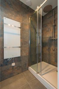 罗森达尔Jean New Luxurious Home With Balconies Room 3的浴室内带玻璃门的淋浴间