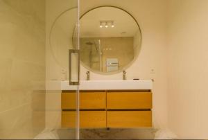 罗森达尔Chris New Luxurious Home With Workspace的一间带镜子和水槽的浴室