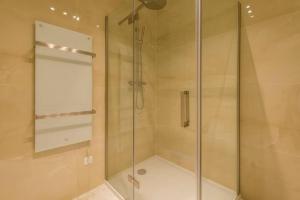 罗森达尔Chris New Luxurious Home With Workspace的浴室里设有玻璃门淋浴