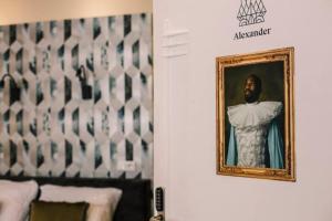 蒂尔堡Luxe Studio With Garden Alexander的一张房间门上男人的画面