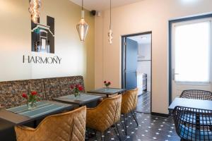 蒂尔堡Cozy Room, Just Renovated的一间设有桌椅的餐厅,并标有读哈穆阿纳的标语