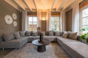 博克斯特尔Stunning Catena Property的客厅配有大沙发和桌子