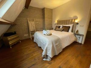 博克斯特尔Stunning Catena Property的一间卧室设有一张大床和砖墙