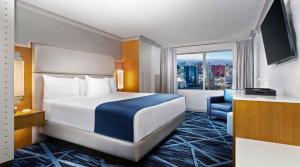 拉斯维加斯The STRAT Hotel, Casino & Tower的酒店客房设有一张床和一个大窗户