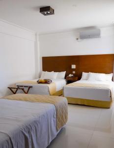 圣克鲁斯普林斯酒店的酒店客房设有两张床和一张桌子。