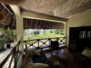 马特姆维Villa Maua Exclusive的带沙发和大窗户的客厅