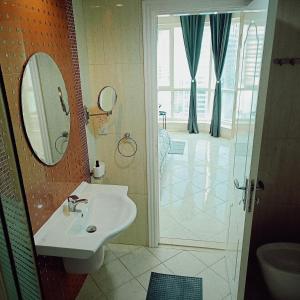 沙迦Home stay - FEMALE GUEST ONLY -ممنوع دخول الرجال的一间带水槽、镜子和淋浴的浴室