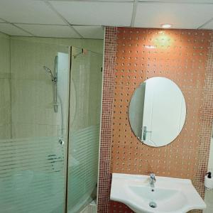 沙迦Home stay - FEMALE GUEST ONLY -ممنوع دخول الرجال的一间带水槽和镜子的浴室
