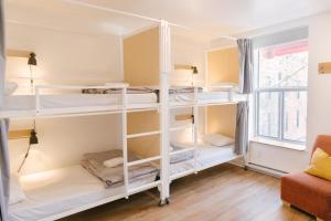 Auberge Saintlo Montréal Hostel客房内的一张或多张床位