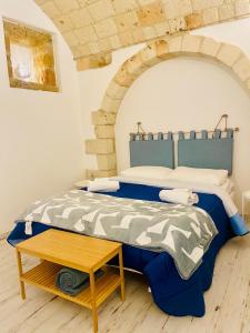 布林迪西La Bitta Suite的一间卧室配有一张床和一张桌子