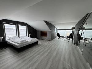 希尔科内斯Arctic Sea Breeze的卧室配有一张床和一张桌子及椅子