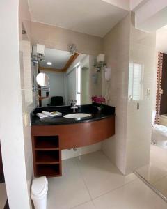 圣克鲁斯普林斯酒店的一间带水槽和镜子的浴室