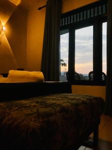 康提九霄云外旅舍的一间卧室设有一张床和一个美景窗户。