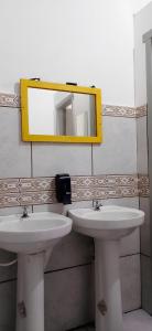 阿雷格里港Hostel Bahia的浴室设有2个水槽和镜子