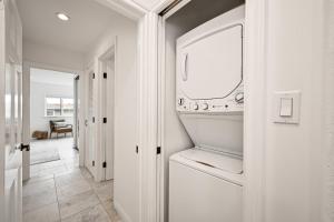 拉古纳海滩1313 S Coast Hwy的白色洗衣房配有洗衣机和烘干机