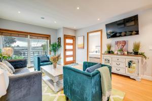 旧金山San Francisco Home with Bay Views Near Union Square!的客厅配有2张蓝色的沙发和1张桌子