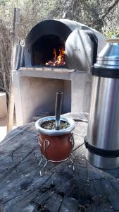 克鲁兹镇la soñada的火炉,炉子上放着锅,锅子上放着火炉