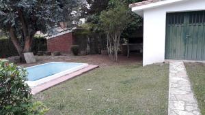 克鲁兹镇la soñada的一座房子旁的院子内的游泳池
