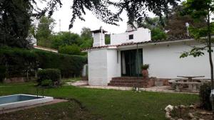 克鲁兹镇la soñada的院子里的白色房子,配有野餐桌