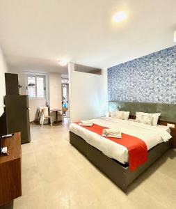 埃尔哥茨拉Marina Suites & apartments - Self catering - by Tritoni hotels的一间卧室设有一张蓝色墙壁的大床