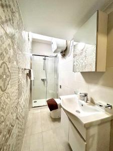 埃尔哥茨拉Marina Suites & apartments - Self catering - by Tritoni hotels的浴室配有卫生间、盥洗盆和淋浴。