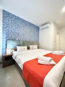 埃尔哥茨拉Marina Suites & apartments - Self catering - by Tritoni hotels的一间卧室设有两张床和蓝色的墙壁
