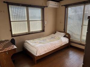 各务原市Shin-SHIN-Kakamigahara - Vacation STAY 16114的一间小卧室,配有床和2个窗户