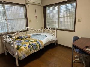 各务原市Shin-SHIN-Kakamigahara - Vacation STAY 16114的卧室配有一张床、一张书桌和窗户。