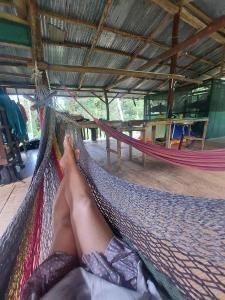 德雷克Rio Agujitas Eco-Jungle的躺在吊床上,脚上爬