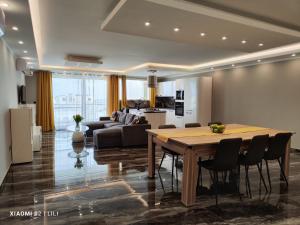萨奈特Luxury Sanap Heights apartment with communal pool的客厅配有桌子和沙发